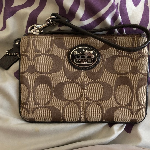 Coach Handbags - 🌹Coach Corner Zip Wristlet🌹